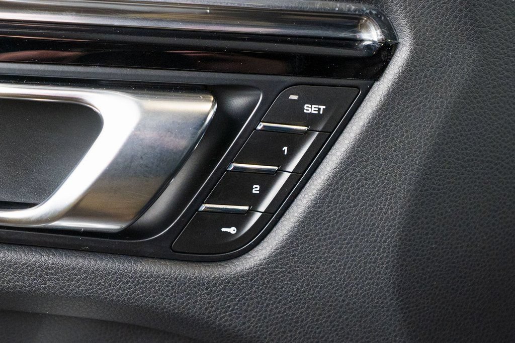 Certified 2025 Porsche Macan AWD/4WD image 19