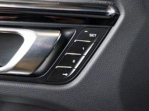 Certified 2025 Porsche Macan AWD/4WD image 19