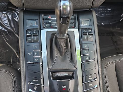 Used 2018 Porsche Macan AWD/4WD image 27