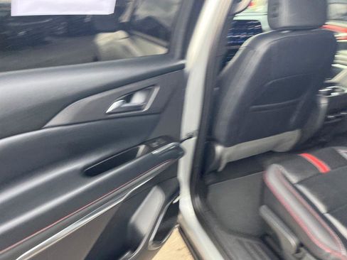 Used 2025 Chevrolet Traverse RS image 23