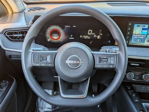 Used 2025 Nissan Kicks SV w/ SV Premium Package image 18