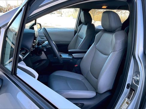 Used 2025 Toyota Sienna XLE image 9