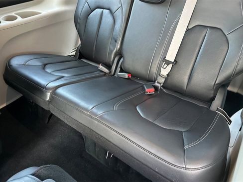 Used 2022 Chrysler Pacifica Touring-L image 12
