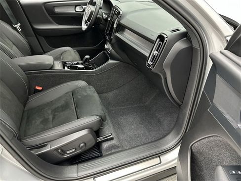 Certified 2025 Volvo XC40 B5 Plus image 25