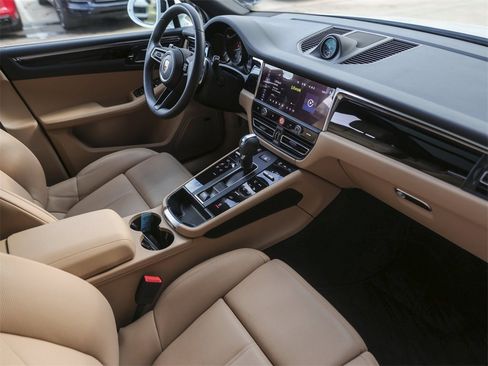 Used 2025 Porsche Macan image 38