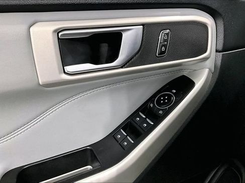 Used 2022 Ford Explorer XLT w/ XLT Sport Appearance Package AWD/4WD image 44