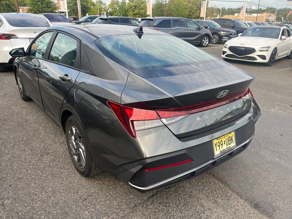 Certified 2024 Hyundai Elantra SEL FWD image 3