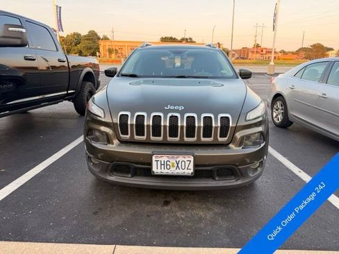 Used 2016 Jeep Cherokee Latitude w/ Cold Weather Group FWD image 2