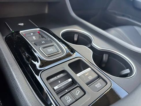 Used 2025 Honda Pilot Touring image 17