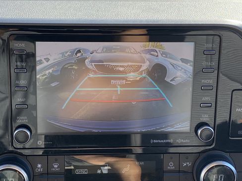 Used 2020 Toyota Highlander LE FWD image 28