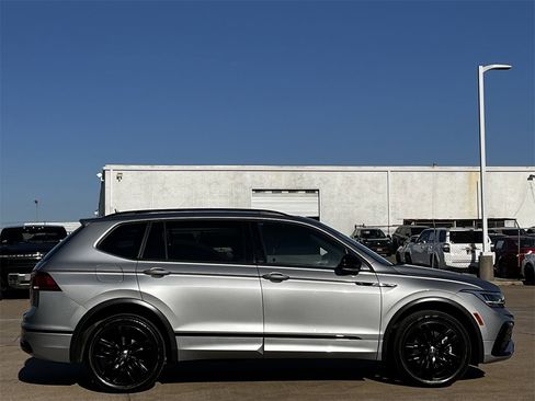 Used 2022 Volkswagen Tiguan SE R-Line image 3