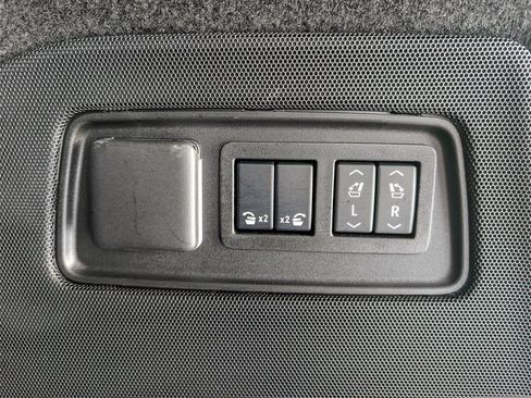 Certified 2025 Cadillac Escalade ESV V image 17