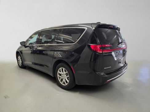 Used 2023 Chrysler Pacifica Touring-L FWD image 3