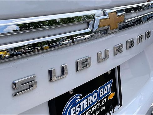 Used 2024 Chevrolet Suburban LT RWD image 9