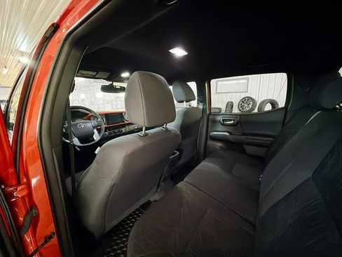Used 2016 Toyota Tacoma TRD Sport AWD/4WD image 9