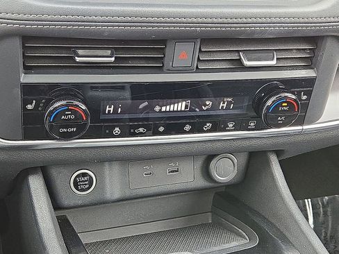 Used 2023 Nissan Rogue SV w/ SV Premium B Package image 29