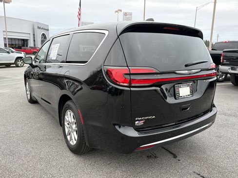 Used 2024 Chrysler Pacifica Touring-L image 8