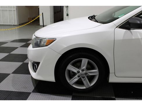 Used 2013 Toyota Camry XLE image 9