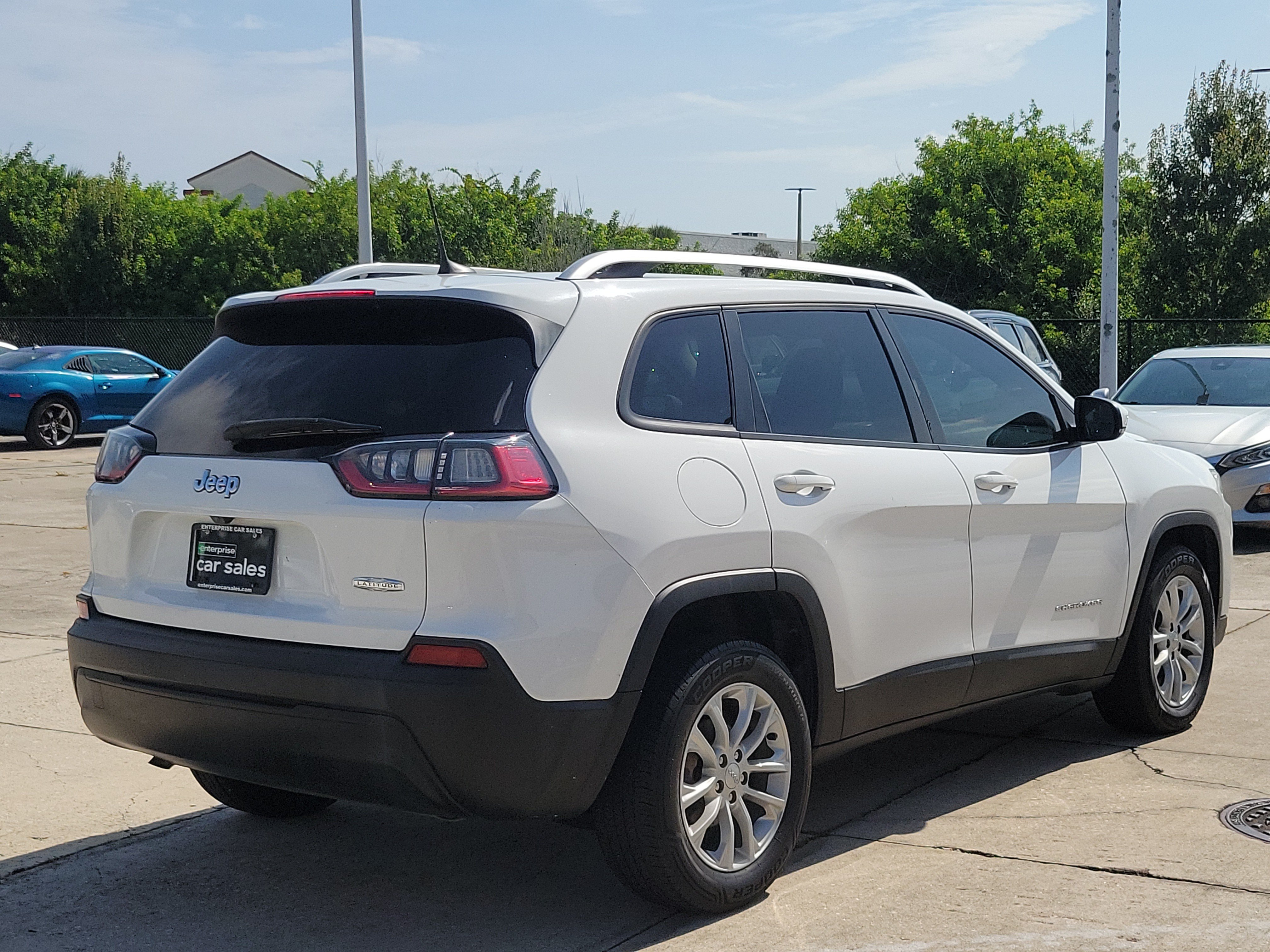 Used 2021 Jeep Cherokee Latitude w/ Mopar Interior Package FWD image 4
