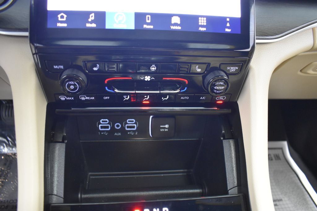 Used 2024 Jeep Grand Cherokee Limited RWD image 21