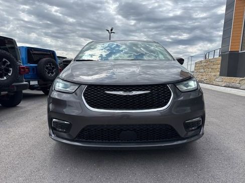 Used 2023 Chrysler Pacifica Touring-L FWD image 7