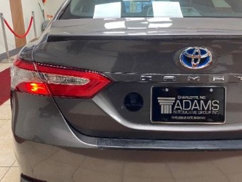 Used 2020 Toyota Camry SE w/ Sunroof Package image 11