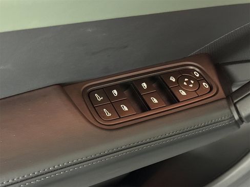 Used 2025 Porsche Cayenne Coupe image 13