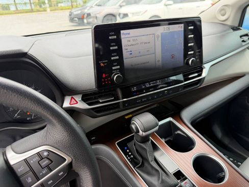 Used 2023 Toyota Sienna XLE w/ XLE Plus Package FWD image 7