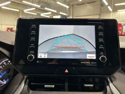 Used 2022 Toyota Venza LE image 18