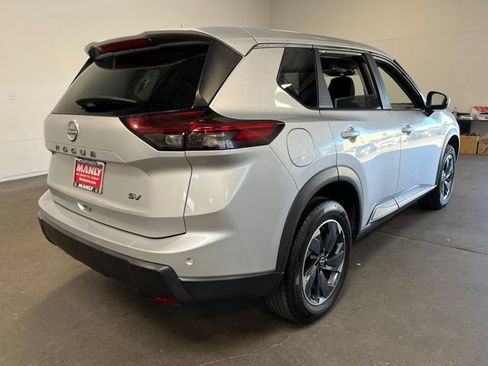 Used 2024 Nissan Rogue SV FWD image 3