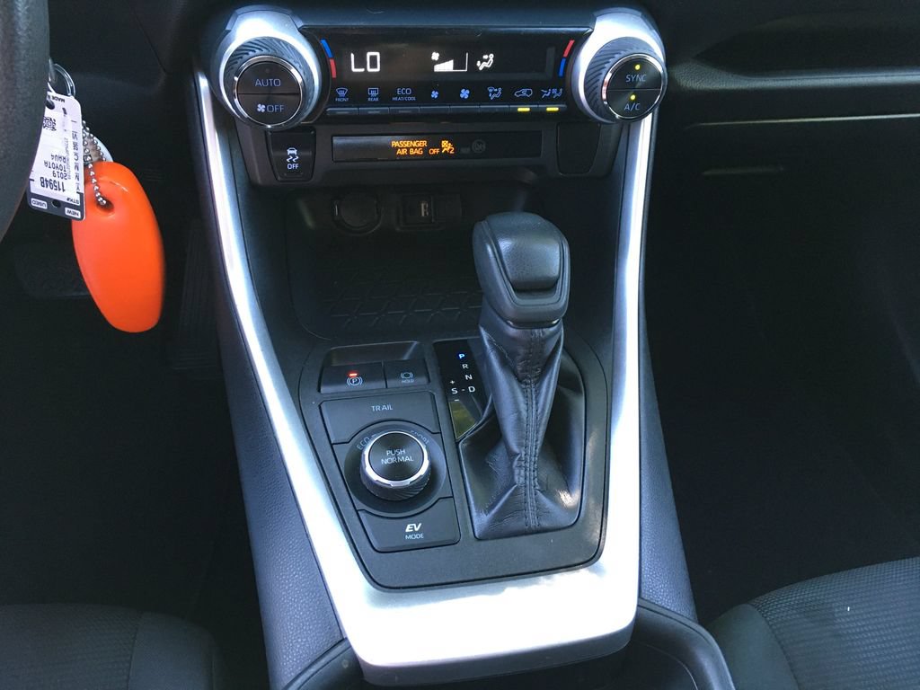 Used 2019 Toyota RAV4 LE w/ Carpet Mat Package AWD/4WD image 17