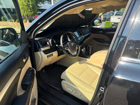 Used 2017 Toyota Highlander XLE FWD image 9