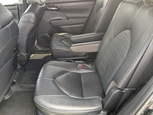 Used 2023 Toyota Highlander XLE FWD image 14