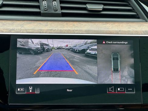 Used 2022 Audi e-tron Premium Plus w/ Premium Plus Package image 18