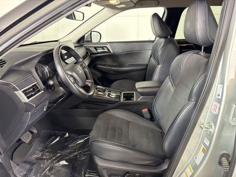 Used 2024 Mitsubishi Outlander SE image 16