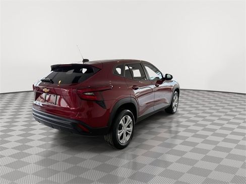 Certified 2025 Chevrolet Trax LS image 10