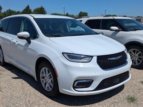 Used 2023 Chrysler Pacifica Touring-L FWD image 2