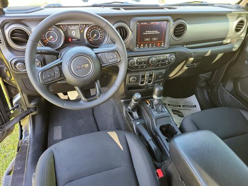 Used 2023 Jeep Gladiator Sport AWD/4WD image 13
