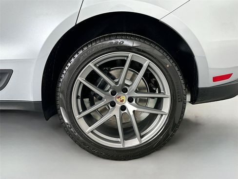 Certified 2026 Porsche Macan AWD/4WD image 12