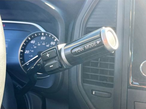 Used 2024 Nissan Titan SV w/ SV Convenience Package RWD image 16