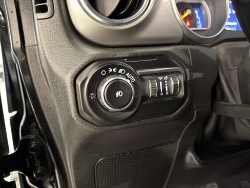 Used 2021 Jeep Wrangler Unlimited Sahara w/ Uconnect 4C Nav & Sound Group AWD/4WD image 35