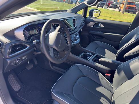 New 2026 Chrysler Pacifica Limited w/ S Appearance Package image 16