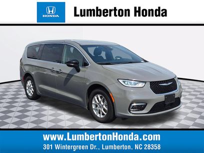 Used 2025 Chrysler Pacifica Select