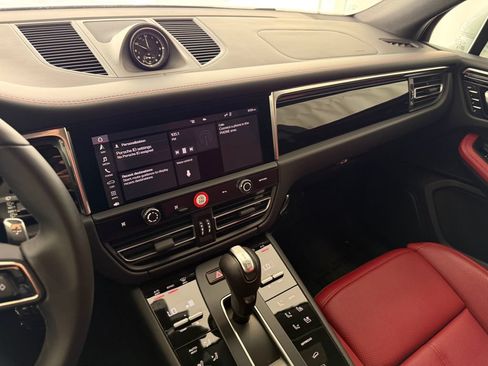 Used 2026 Porsche Macan AWD/4WD image 18