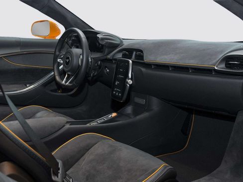 Used 2026 McLaren Artura Spider RWD image 37