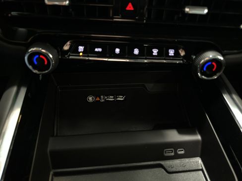 New 2025 Chevrolet Suburban Premier image 24