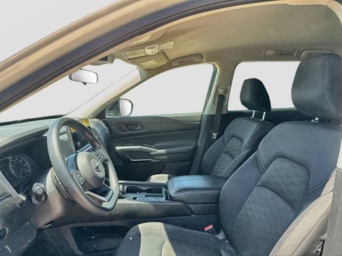 Used 2024 Nissan Pathfinder S FWD image 9