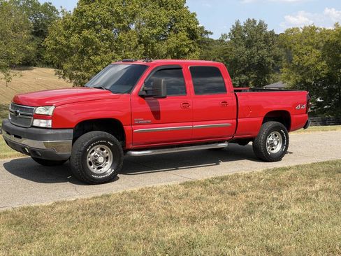Used 2005 Chevrolet Silverado 2500 LT w/ Heavy-Duty Power Package AWD/4WD image 2