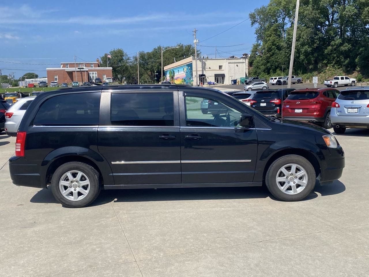 Used 2010 Chrysler Town & Country Touring w/ Family Value Group FWD image 5