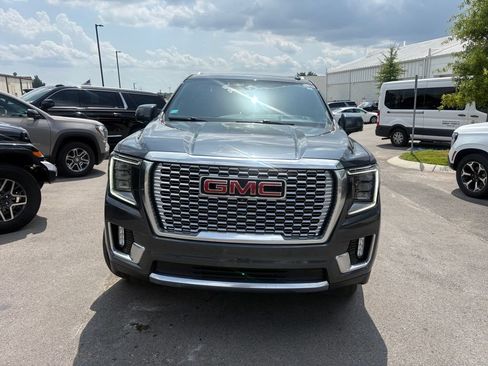 Used 2021 GMC Yukon XL Denali w/ Denali Premium Package AWD/4WD image 3